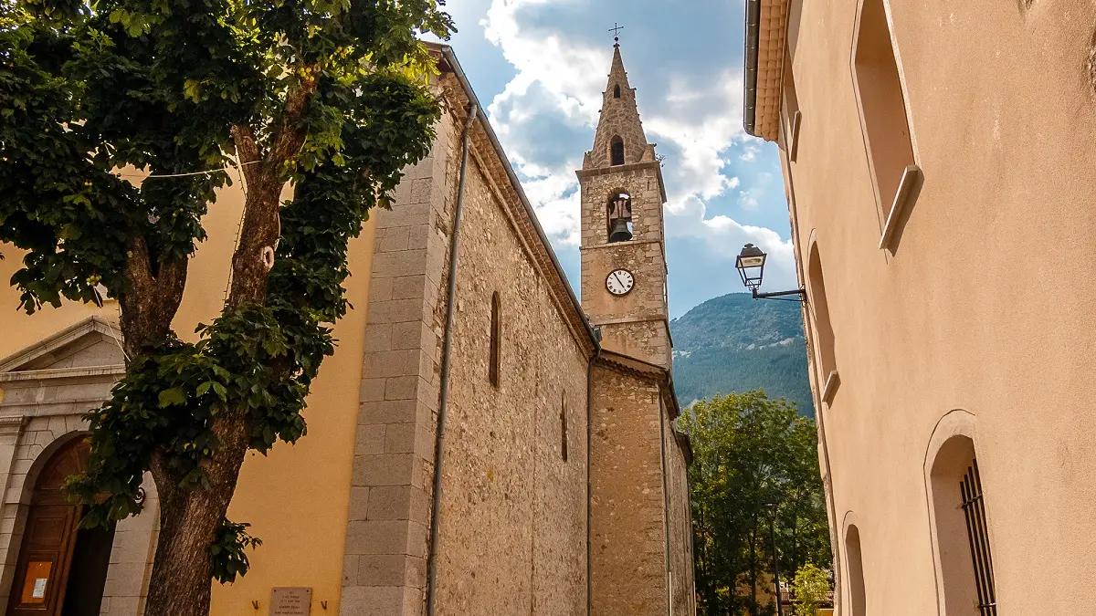 Place de l'église du village de Saint-André-les-Alpes