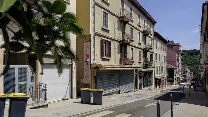 Le gîte se situe à 4 km de l'entrée de l'autoroute et tous les commerces sont sur place.