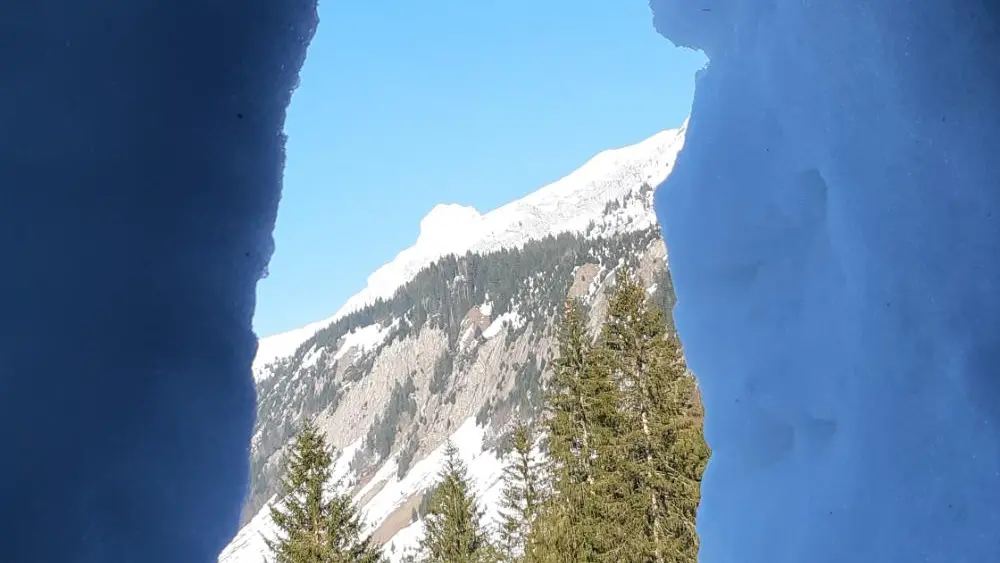 Construction d'un igloo et goûter pour les enfants au Grand-Bornand