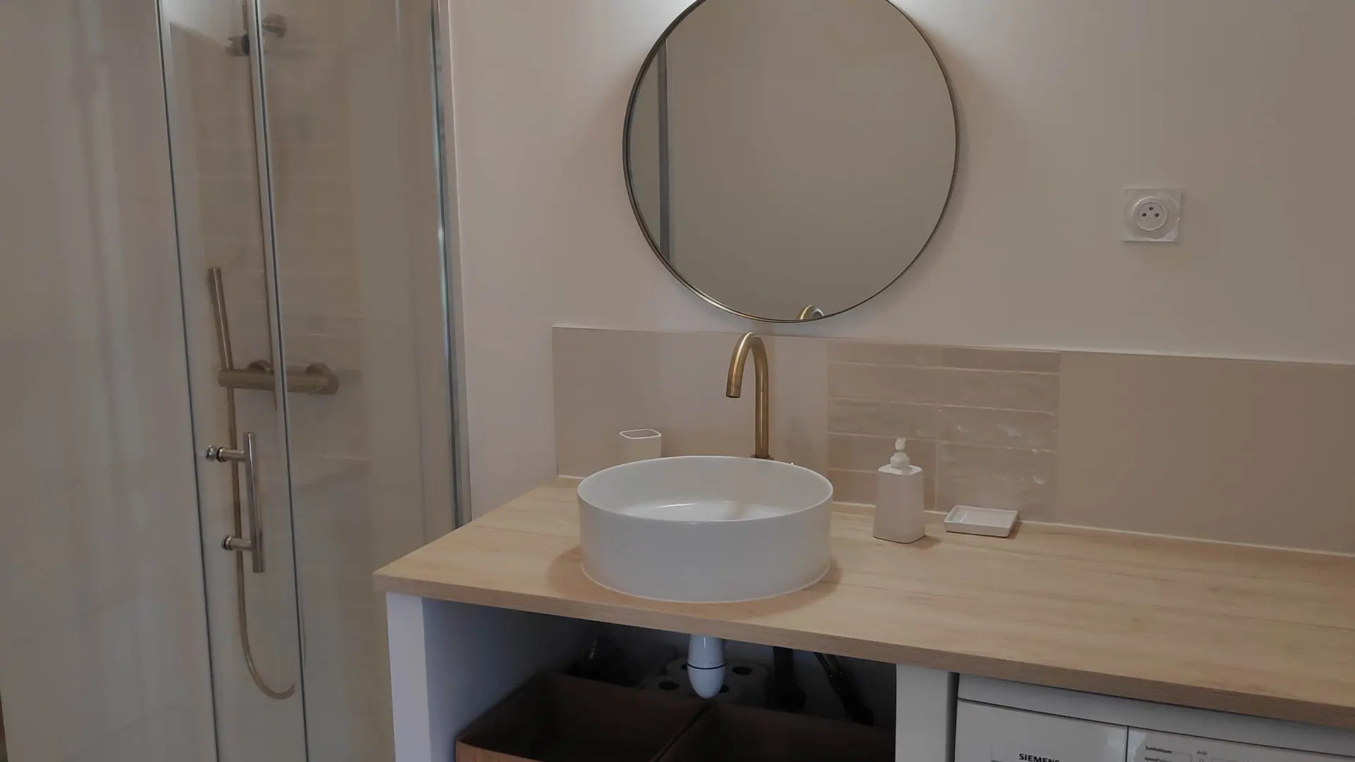 Dusche + Waschbecken und Spiegel