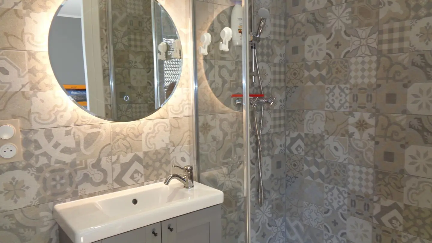 Chambre Orange : 1 lit 160 avec sanitaires complets et privatifs.