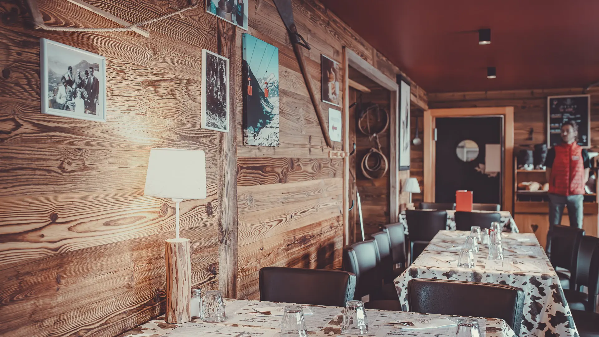 Vue de la salle du restaurant avec décoration sur murs en bois