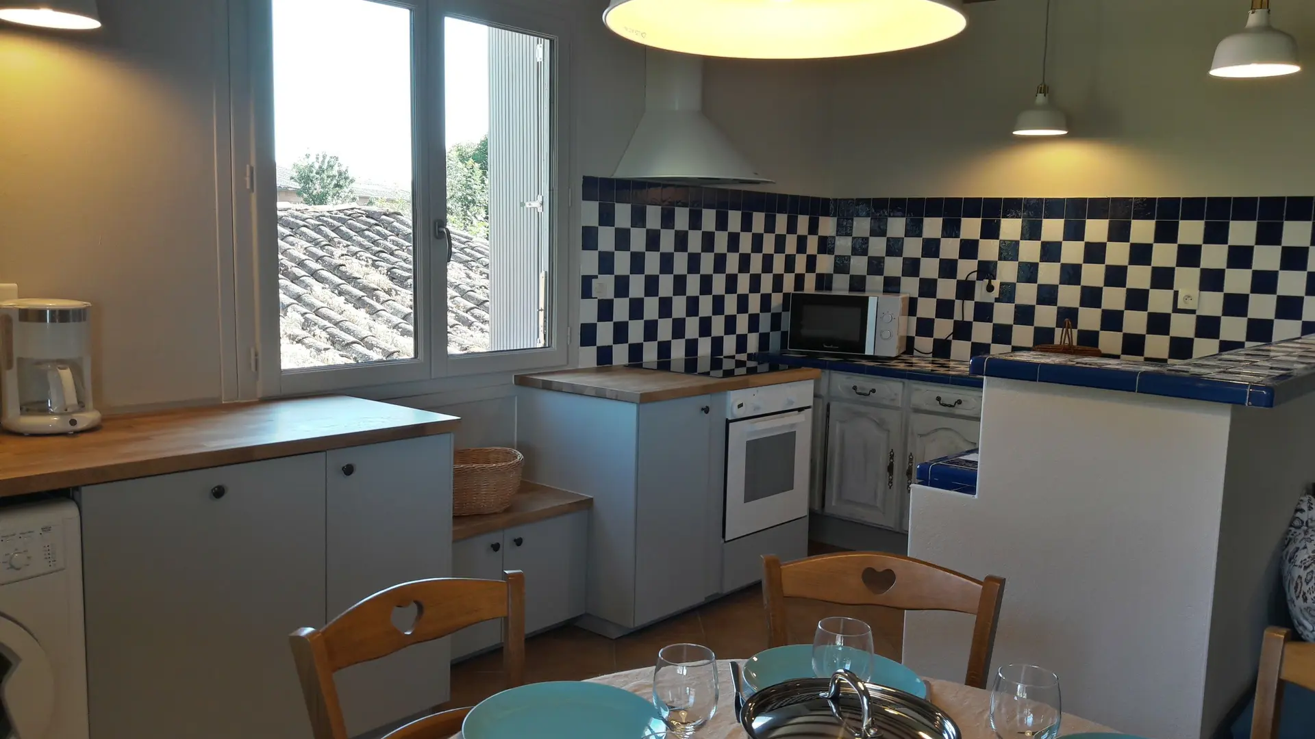 La salle à manger et la cuisine