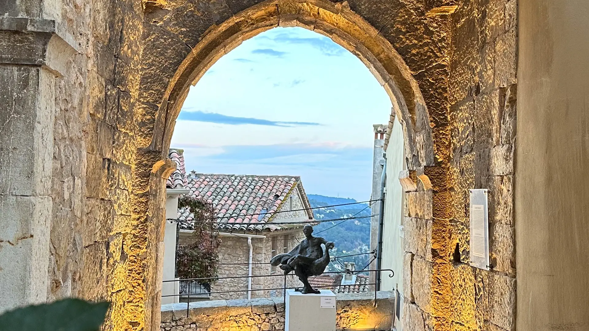 Arche de la porte fortifiée Sarrazine à Mougins