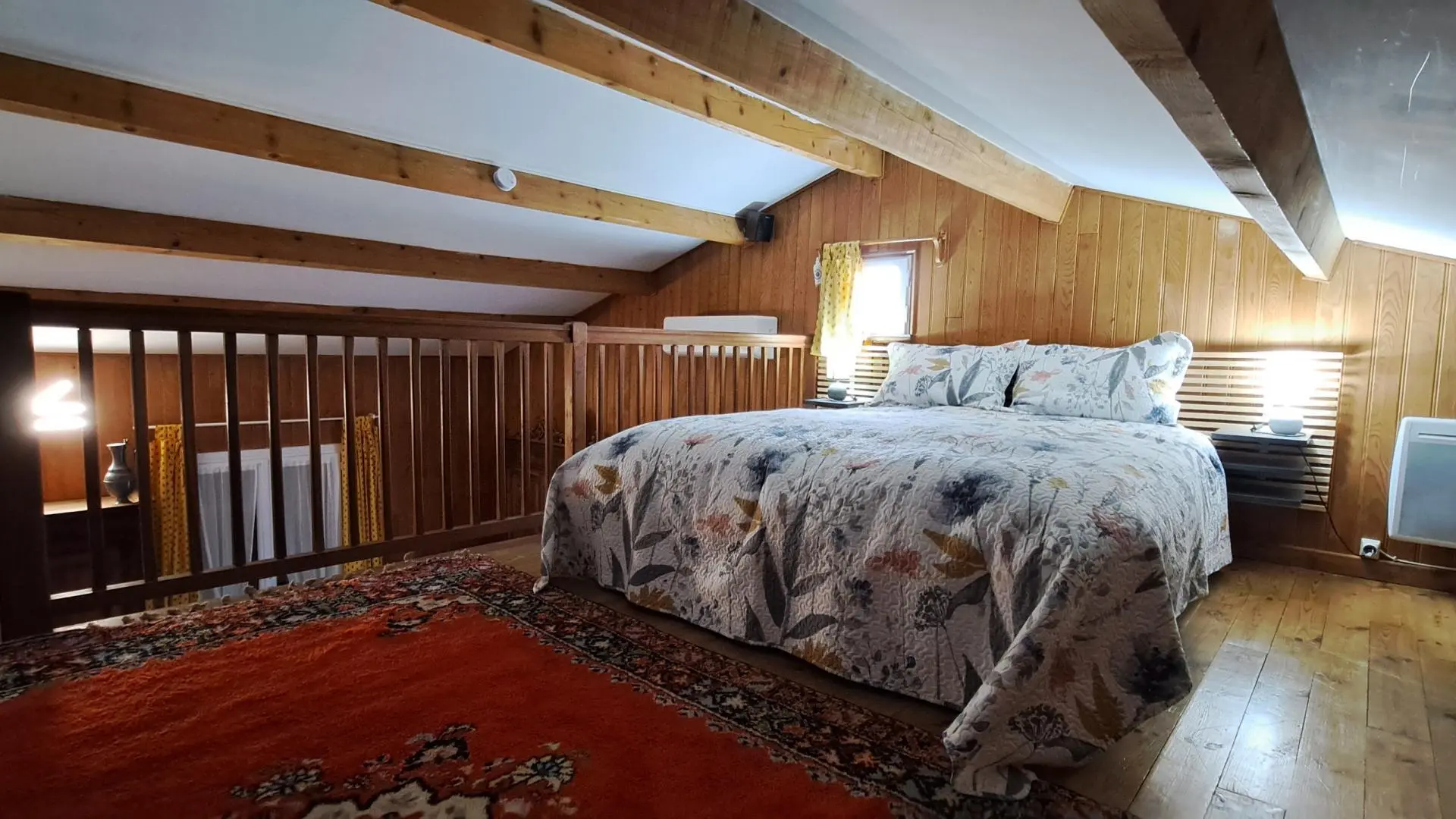Chambre en mezzanine de l'Oustau dei Aucèus.