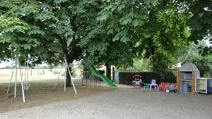 la cour ombragée et cloturée