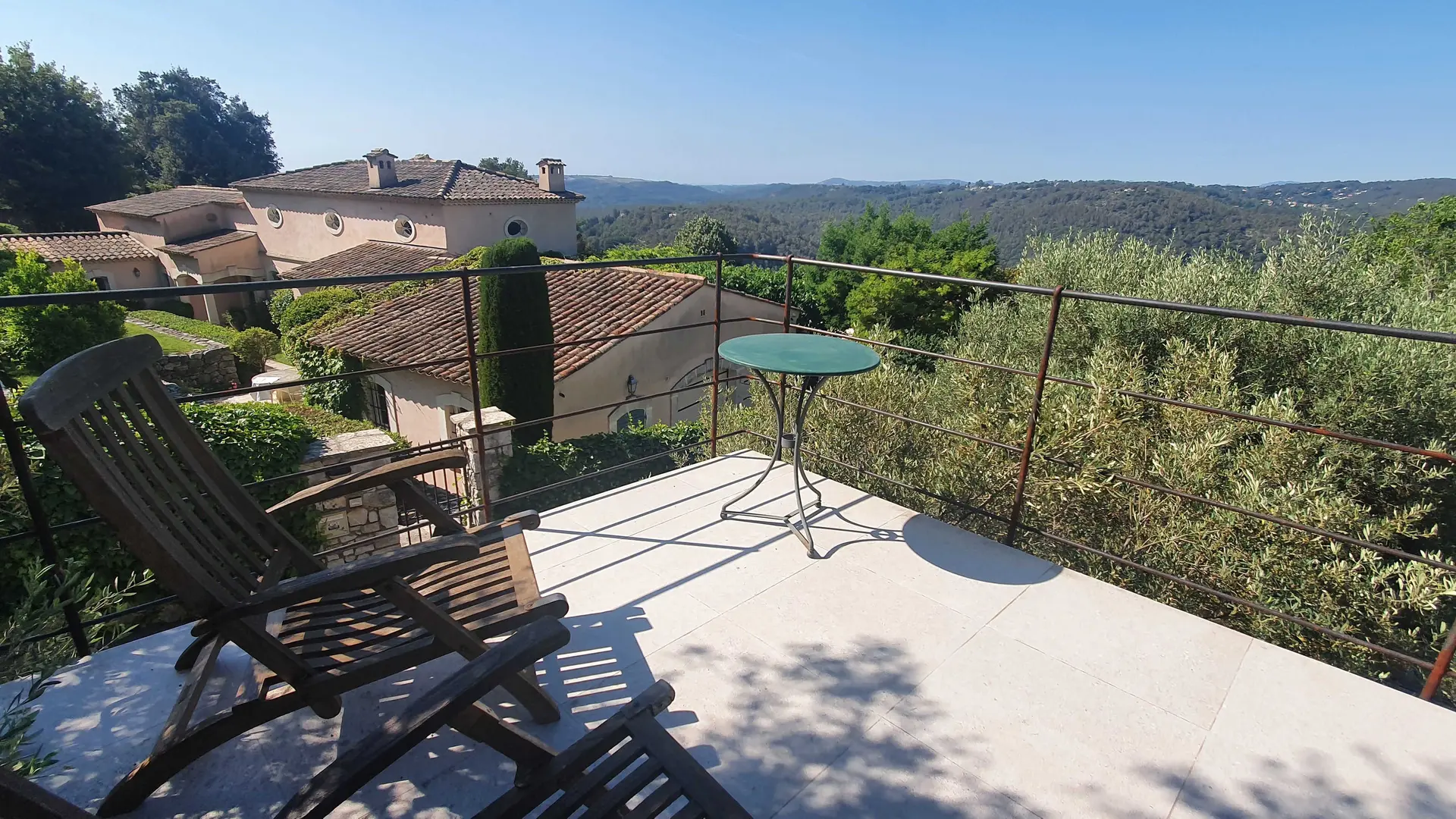 Terrasse Gîte Le Casaou labellisé Gîtes de France Côte d'Azur Alpes-Maritimes à La Colle sur Loup