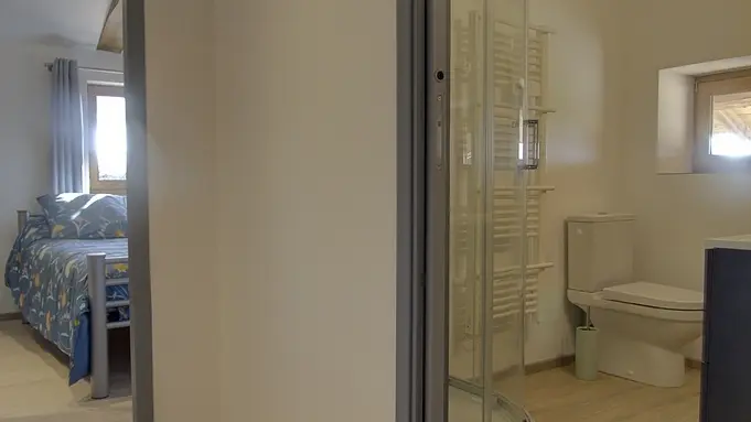 Un petit hall donne accès aux chambres et à la salle d'eau.