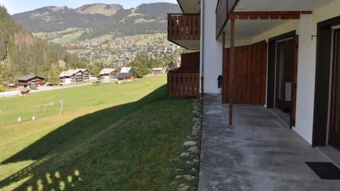 Terrasse en été du 3 pièces Tyroliens A avec vue sur le village de Châtel