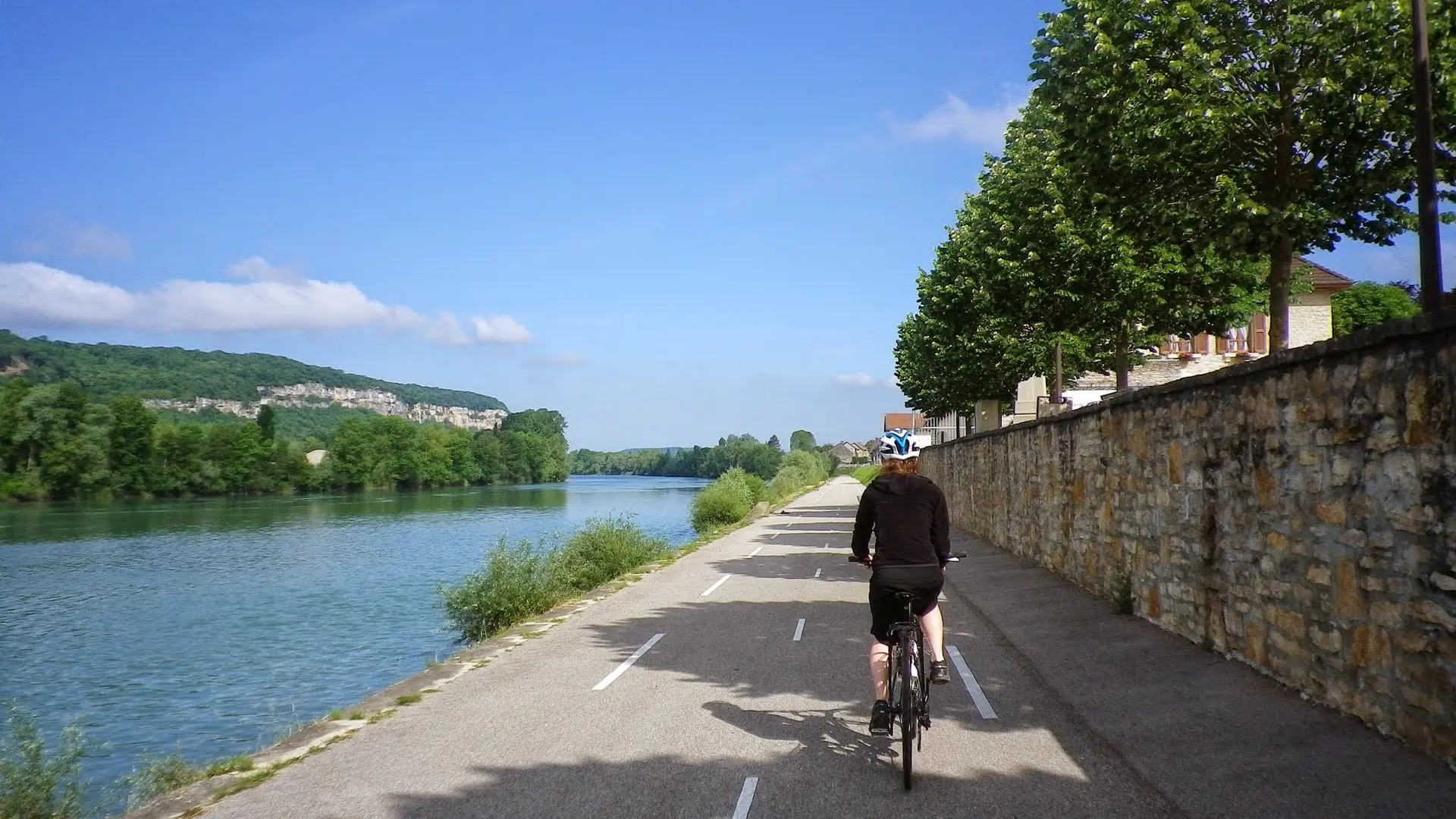 A vélo le long de la Via Rhona