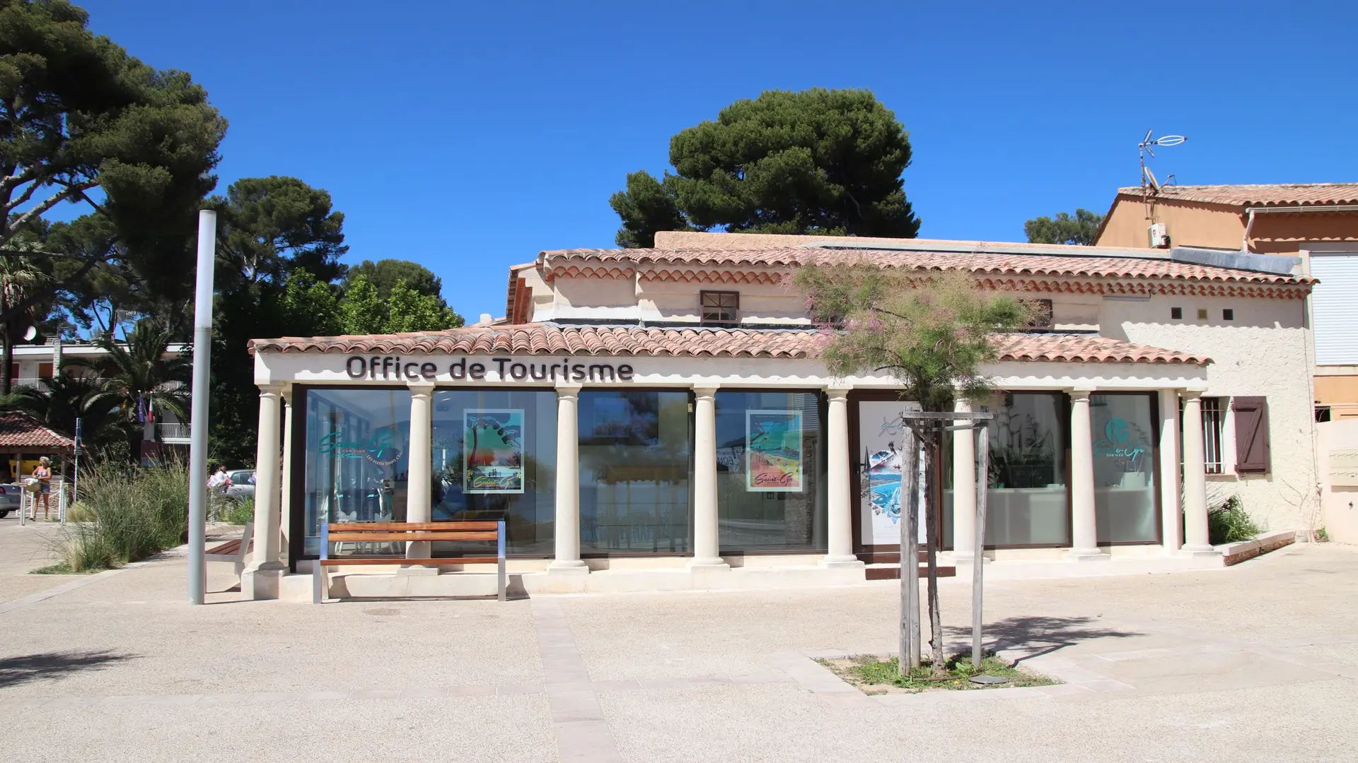 Office de tourisme vu de la place de l'appel du 18 juin