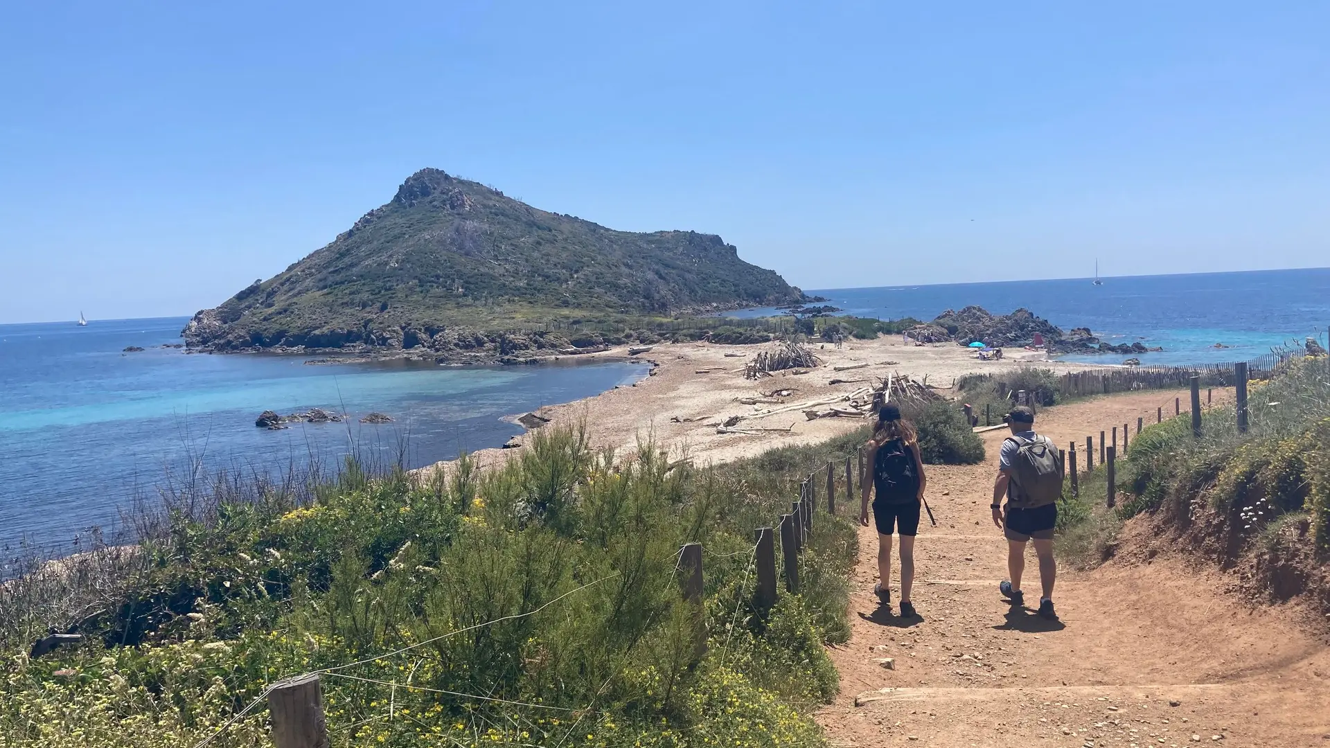 Randonneurs devant le Cap Taillat