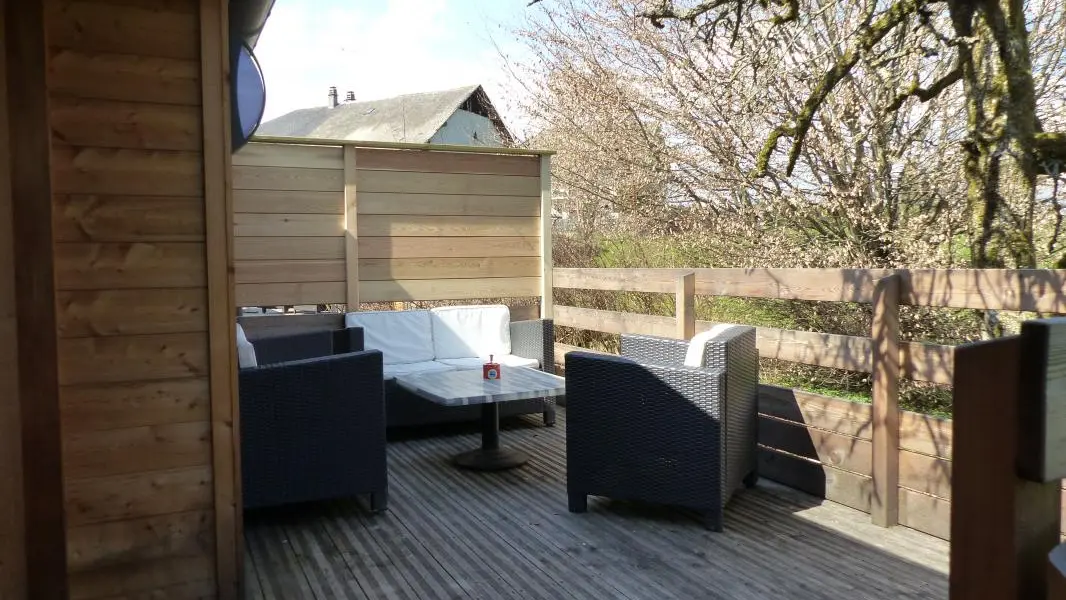 Terrasse extérieure, accès par le coin repas.