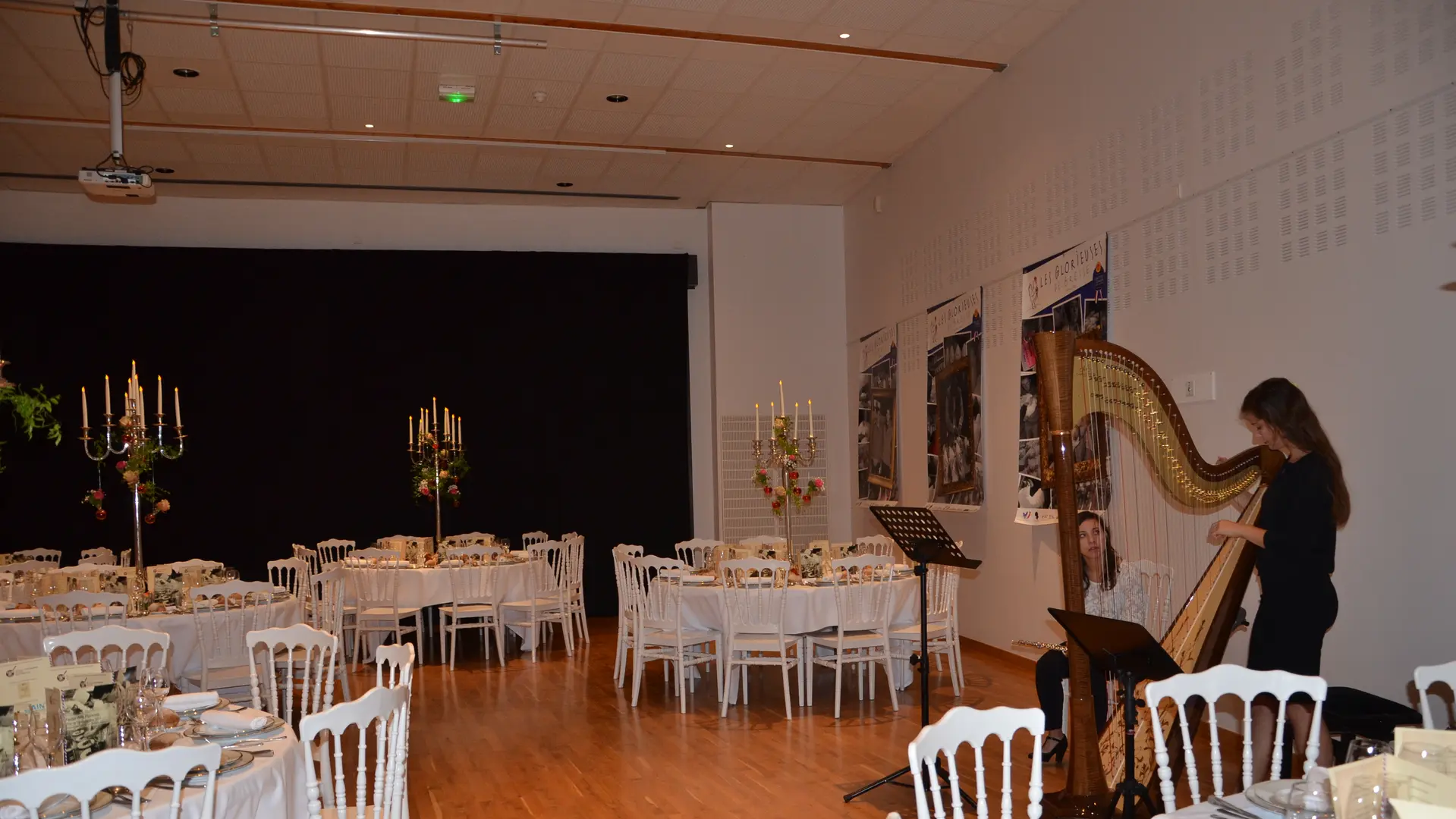 Salle de conférence format dîner
