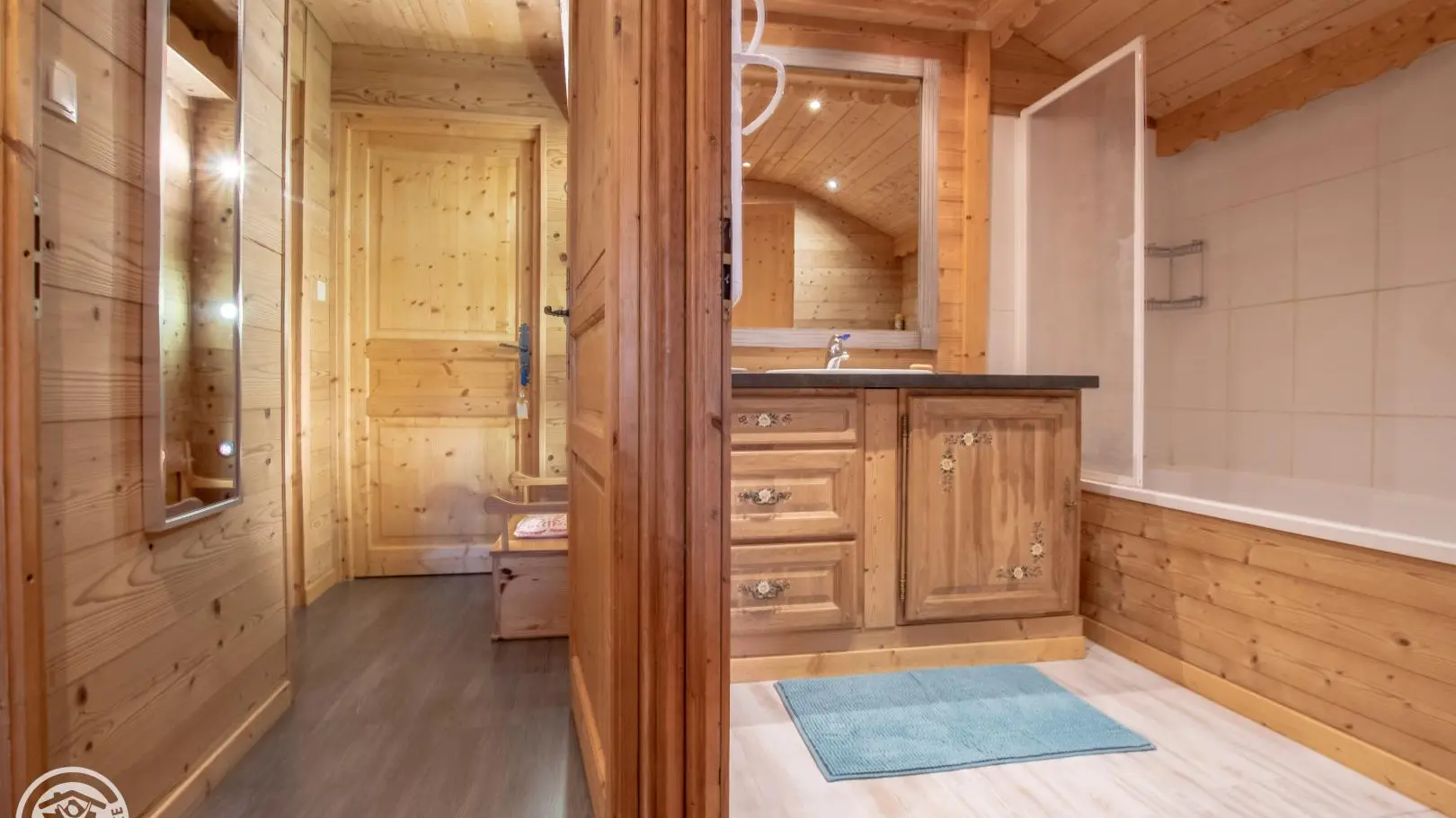 Au 2ème niveau accès à la dernière chambre.