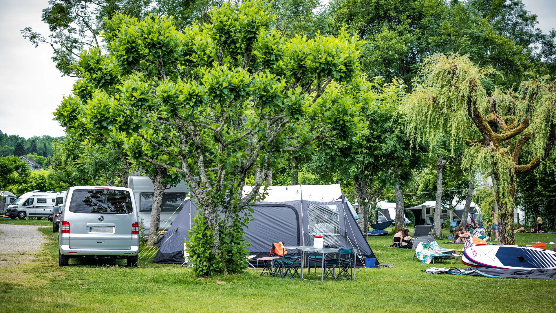 Tentes et camping-cars au camping Le Curtelet