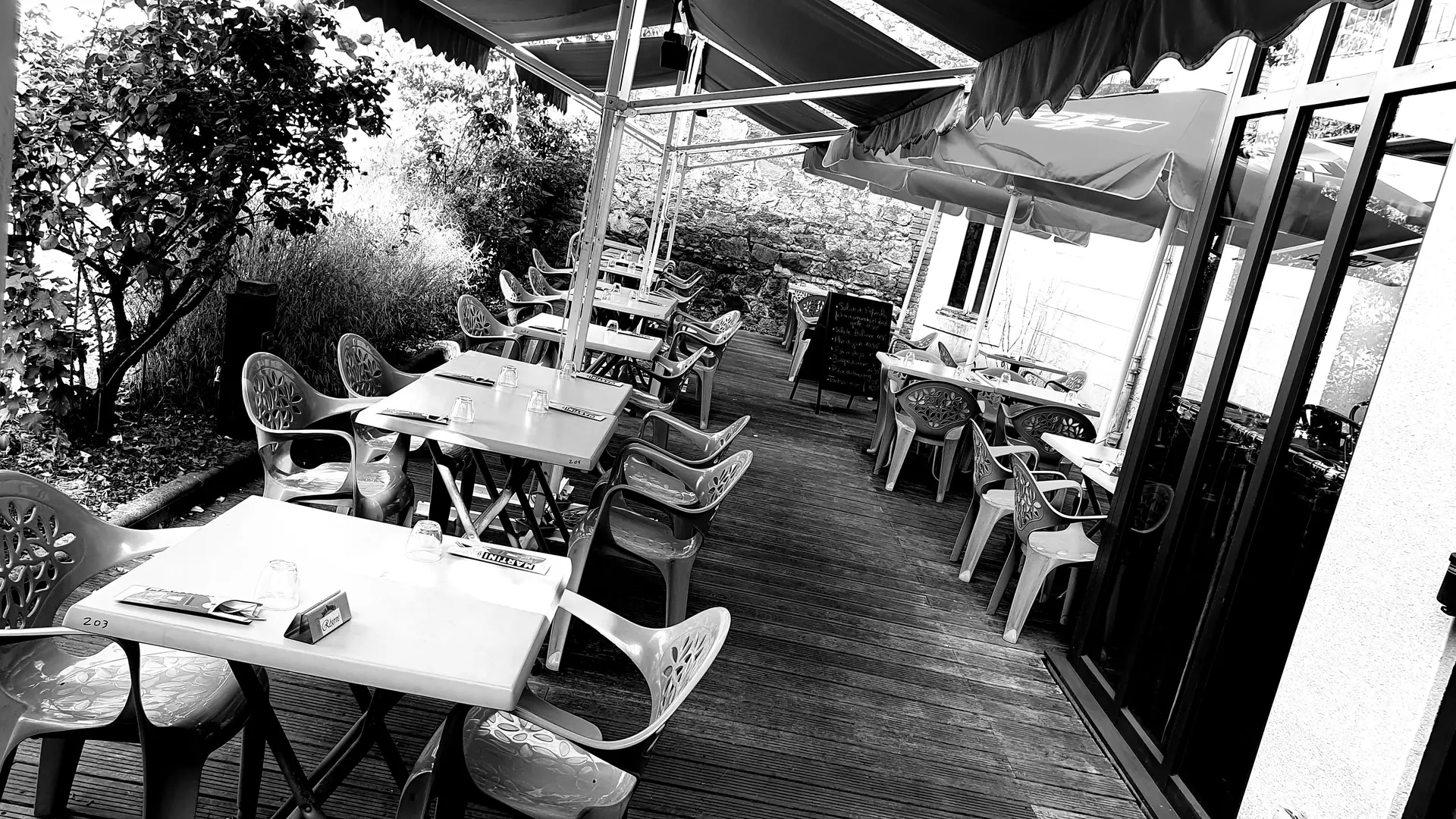 Terrasse ombragée côté jardin