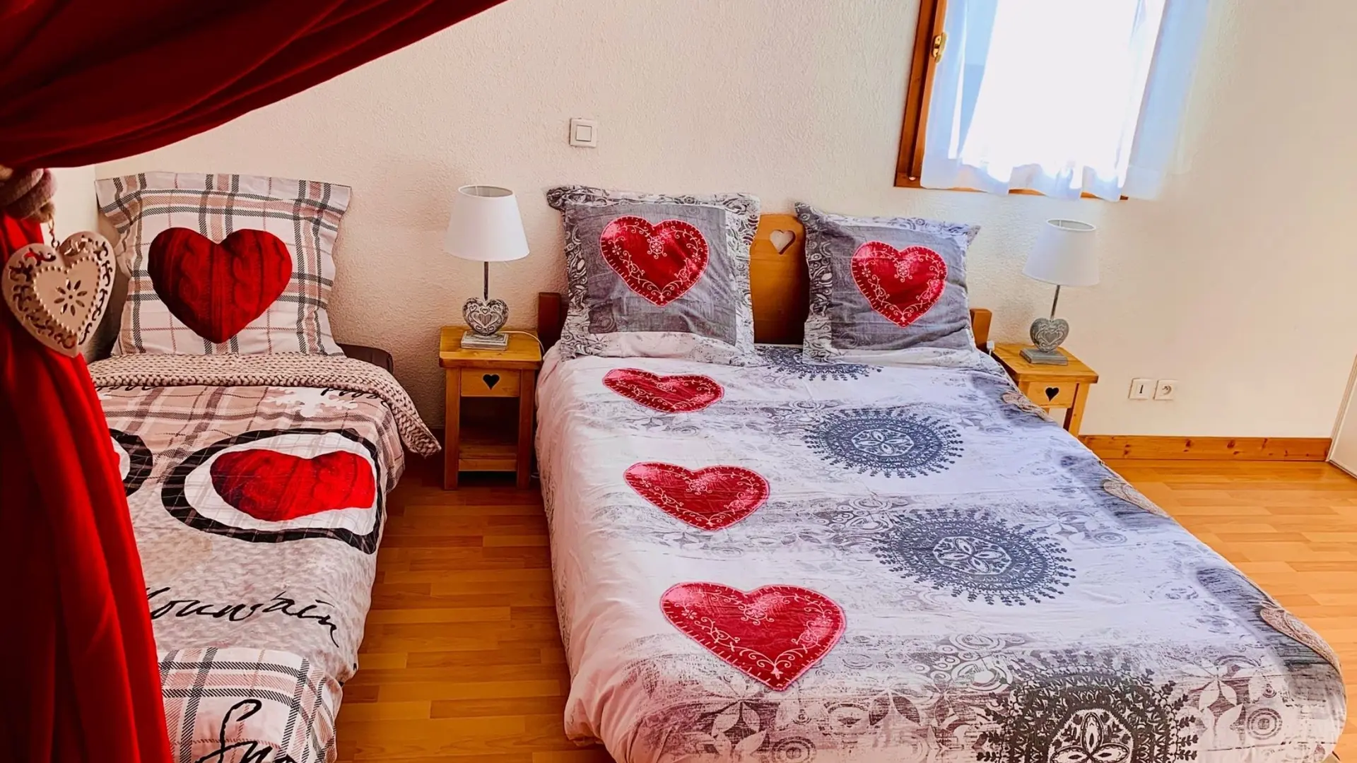 chambre décorée chalet coeurs rouges