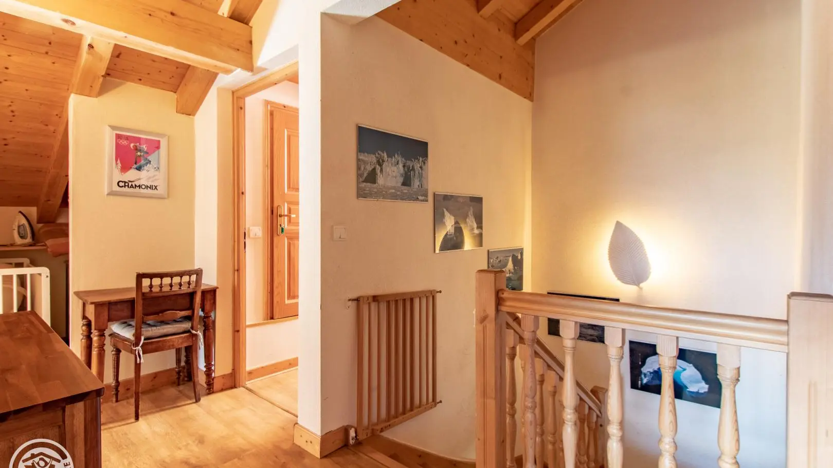 Dégagement à l'étage avec accès chambres et salle de bain.