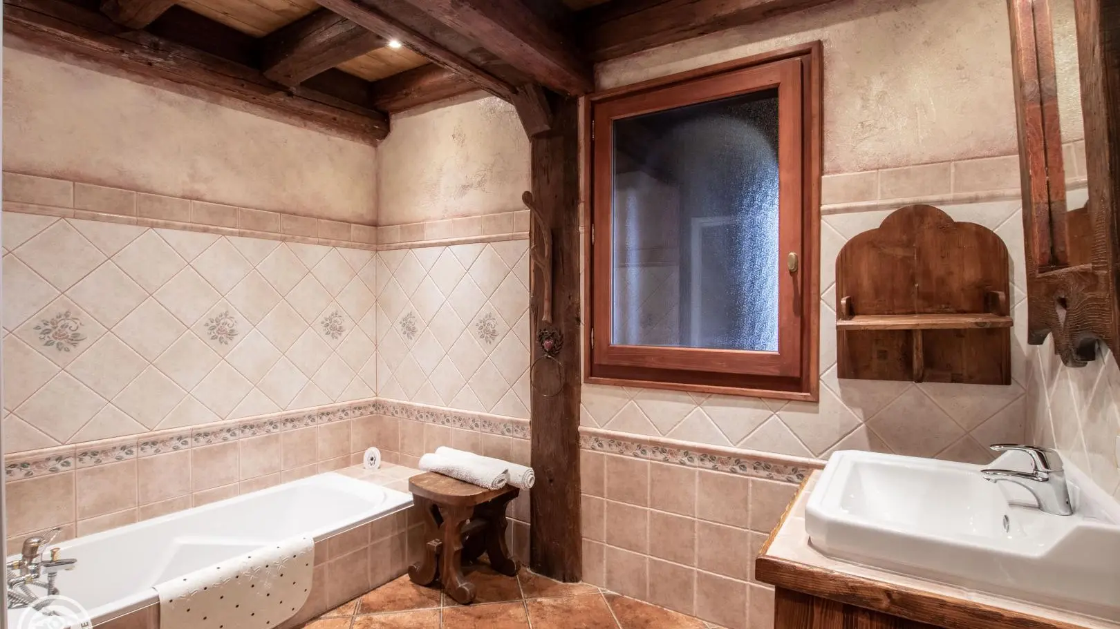 Salle de bain avec une baignoire ...