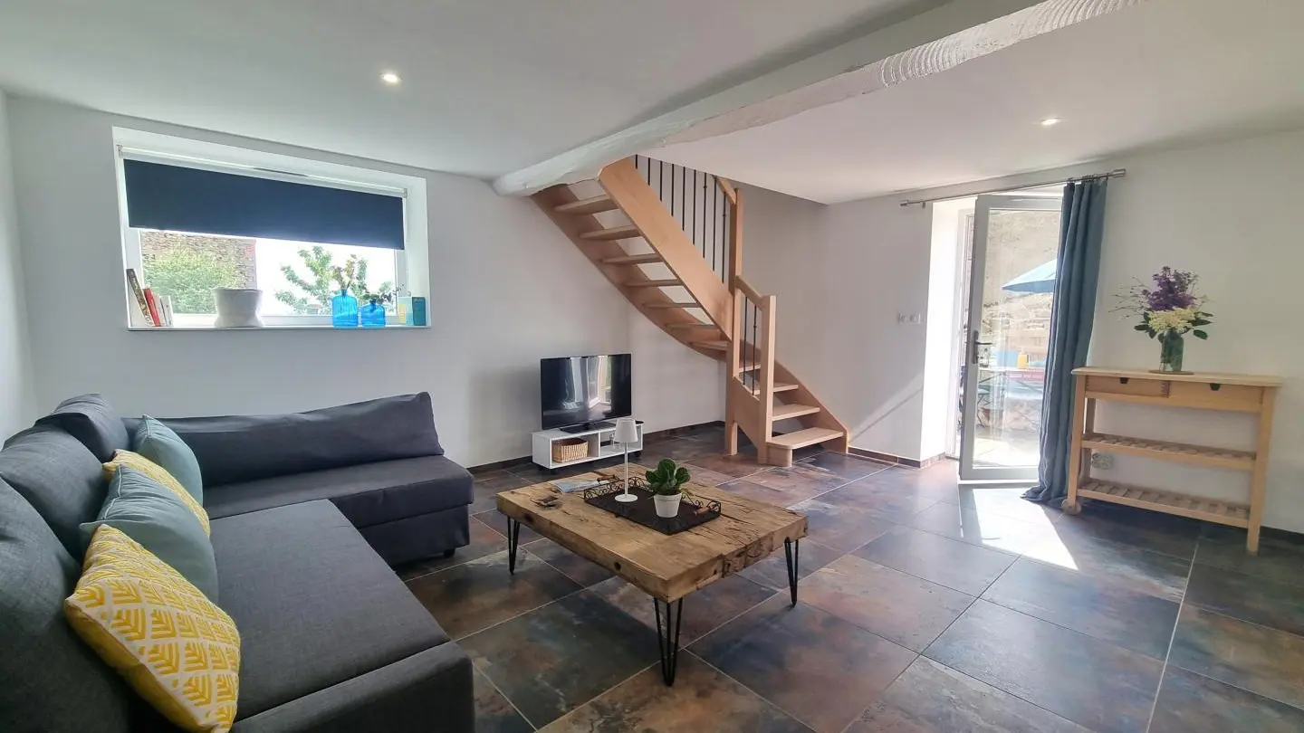 Espace salon avec canapé convertible.