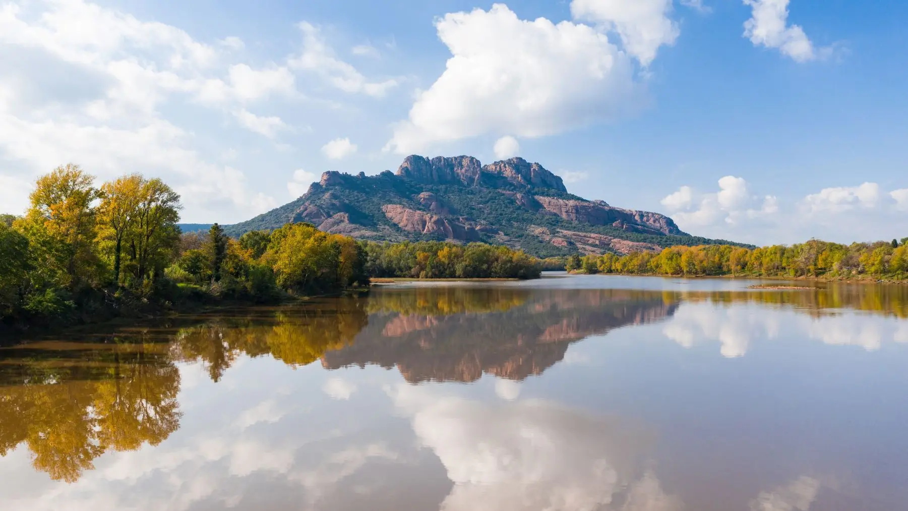 Le rocher du lac et ses légendes_Roquebrune-sur-Argens