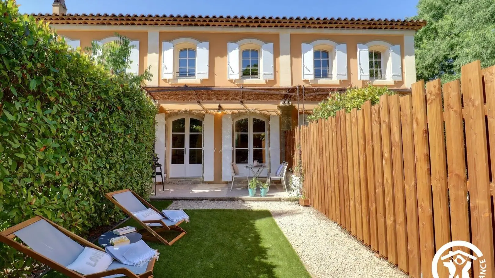 Le jardin et ses chaises longues