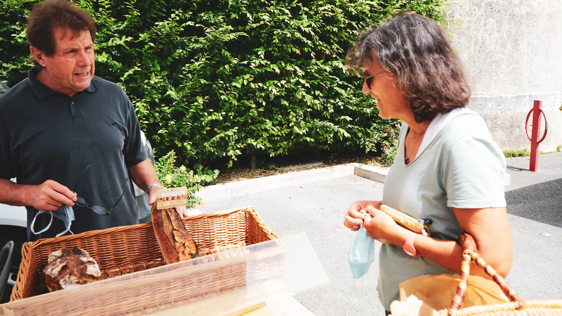 Michel, le boulanger du marché, pains et baguettes spéciaux et de délicieuses patisseries au marché saisonnier du village