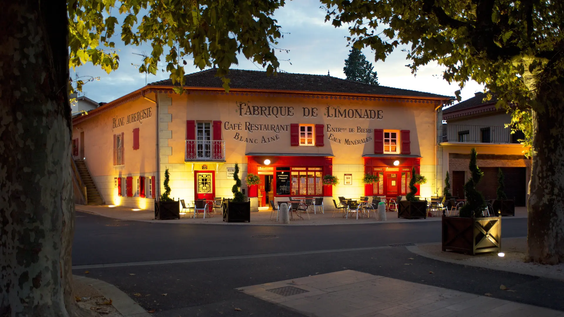 Le restaurant à la nuit tombée