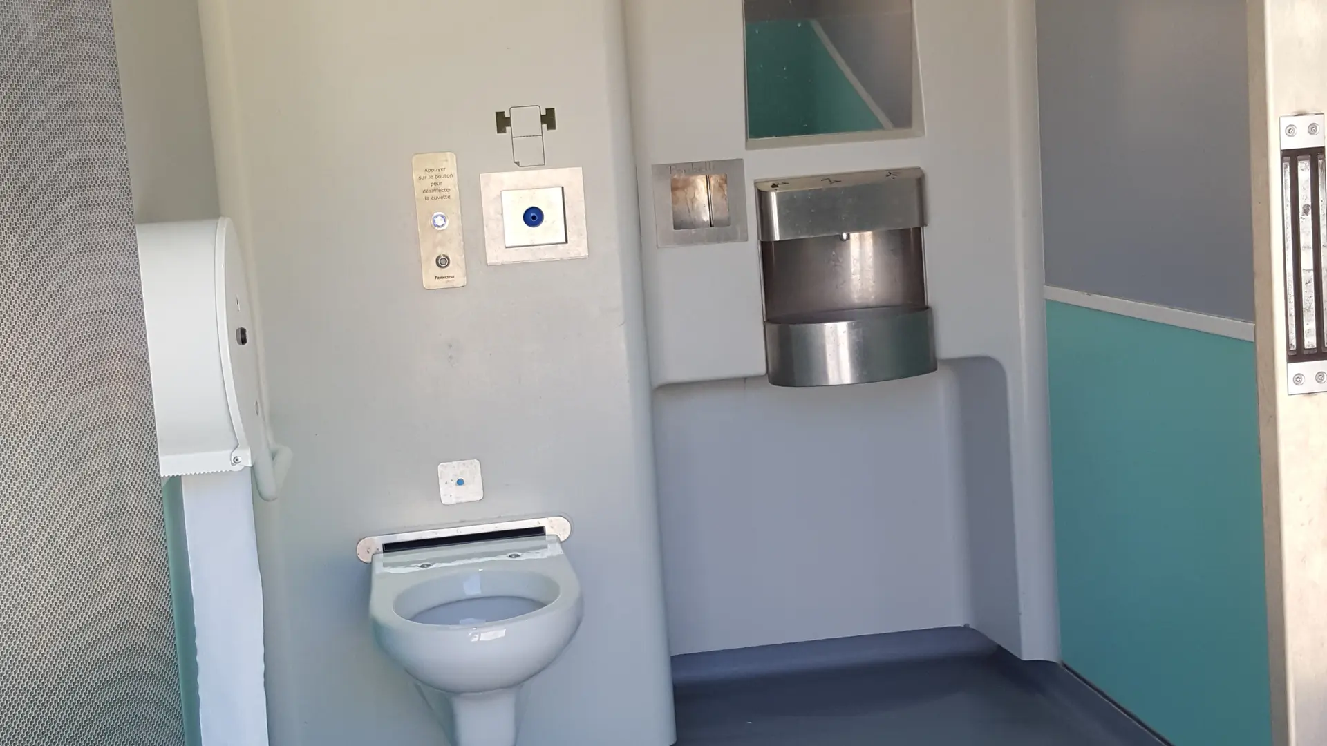 Toilettes publiques Ferme de la nature
