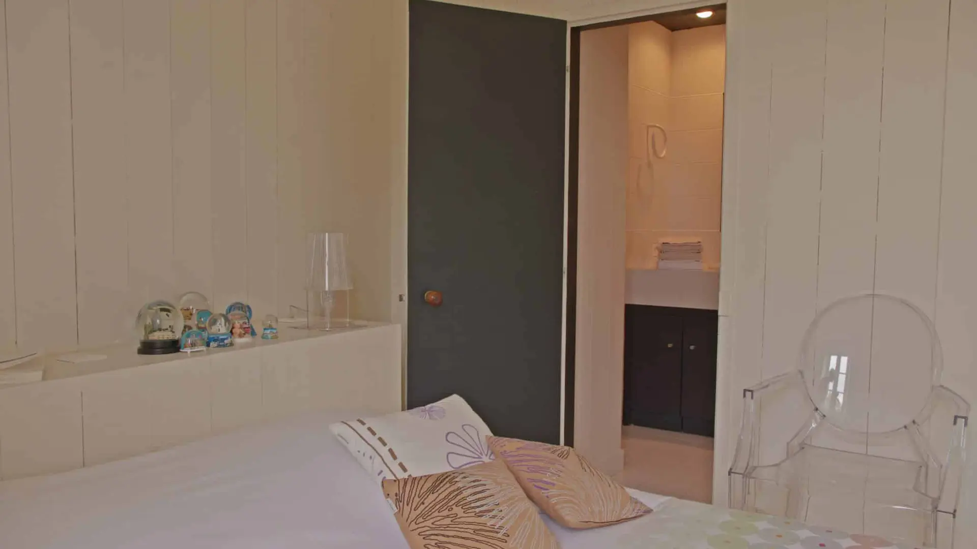 Zweites Schlafzimmer mit Doppelbett und eigenem Bad