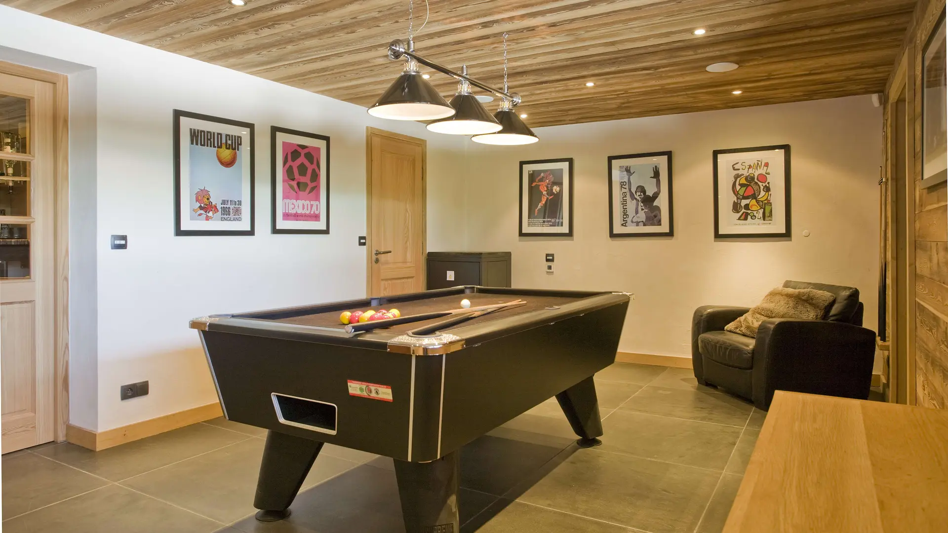 Chalet Cree pool room