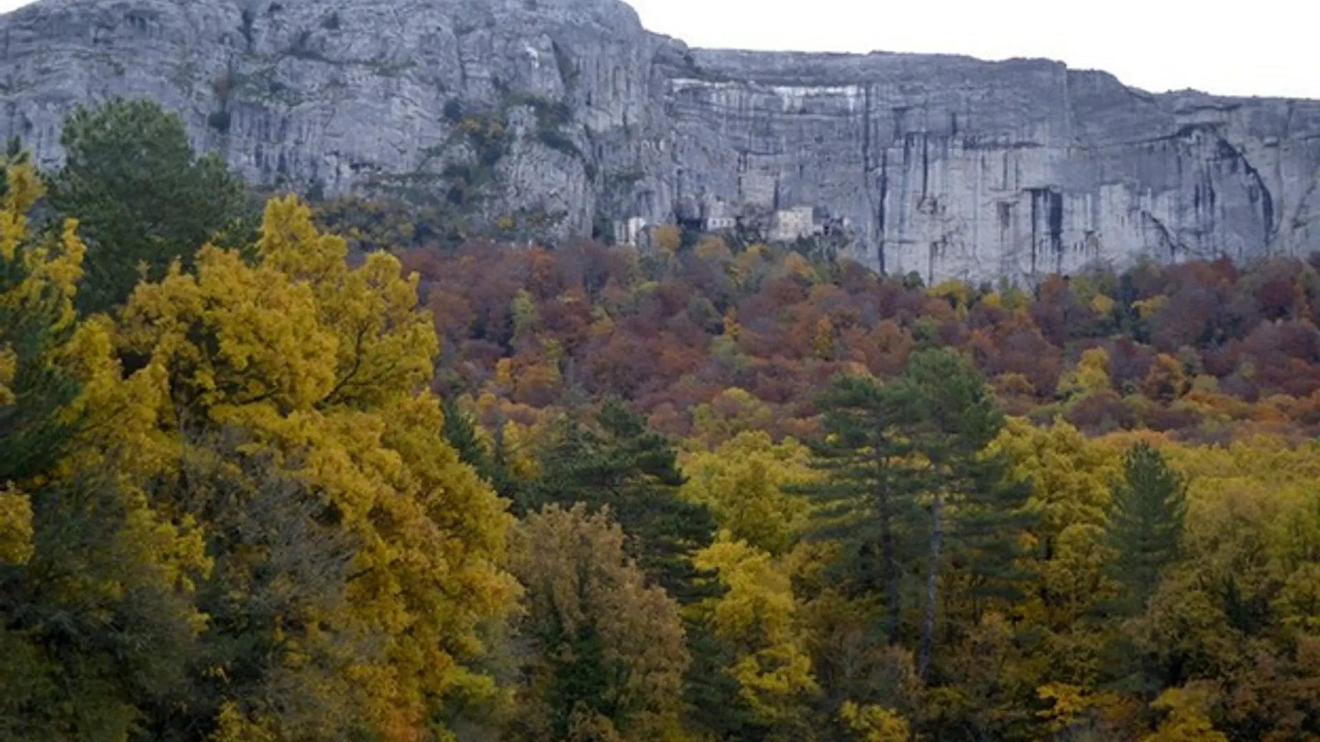 Vue de la grotte au départ de l'Hostellerie