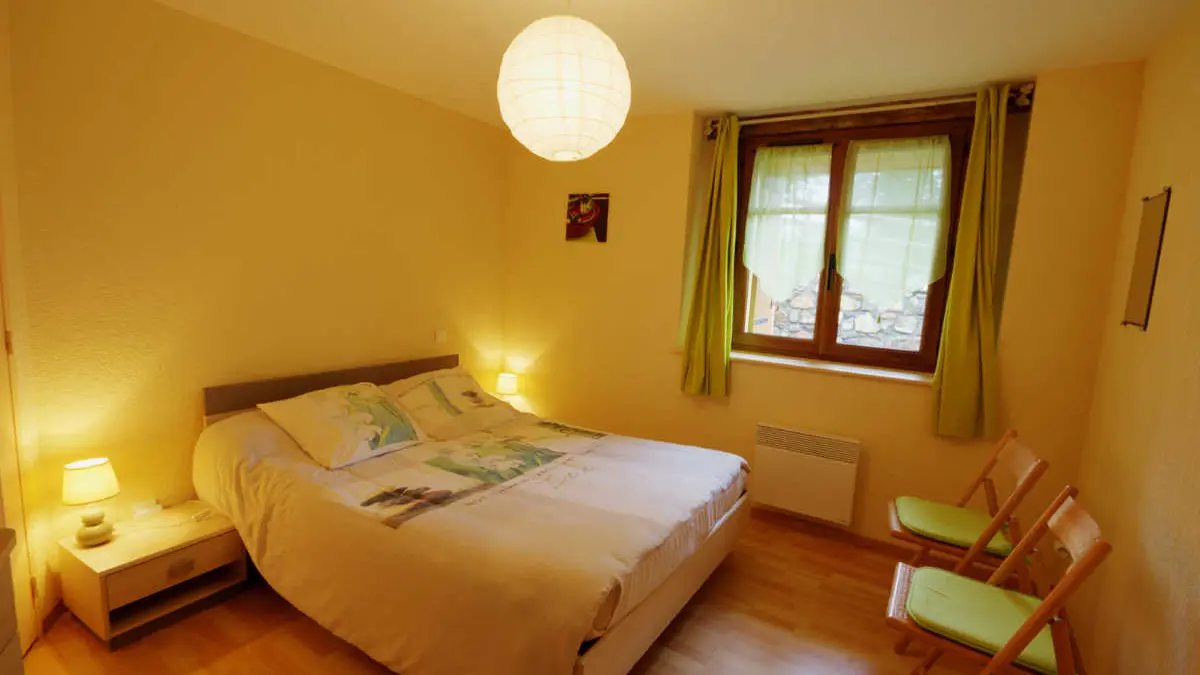 Chambre Orchidée avec 1 lit en 140 adapté pour handicapés, au rez de chaussée.