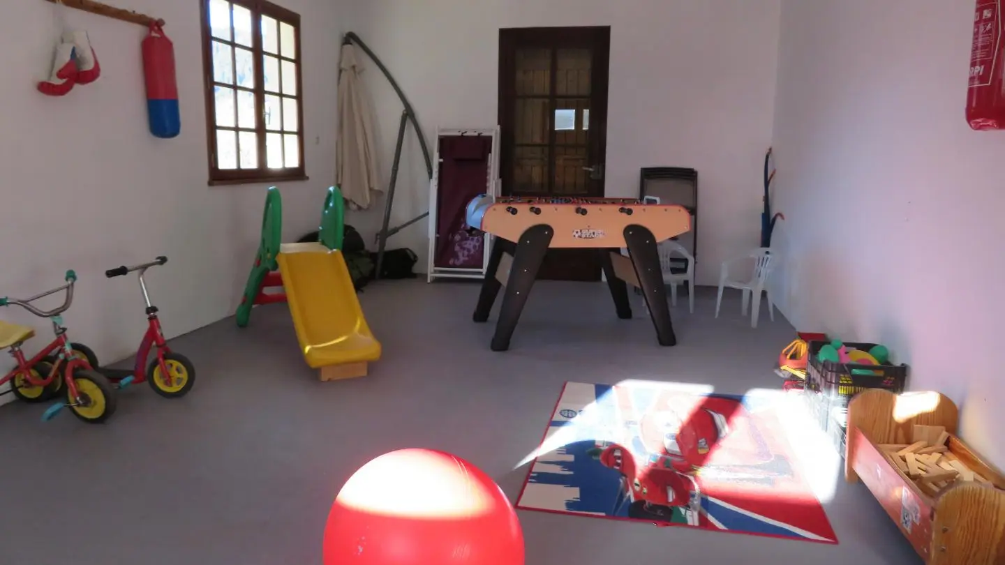 salle de jeu et dépose matériel divers...