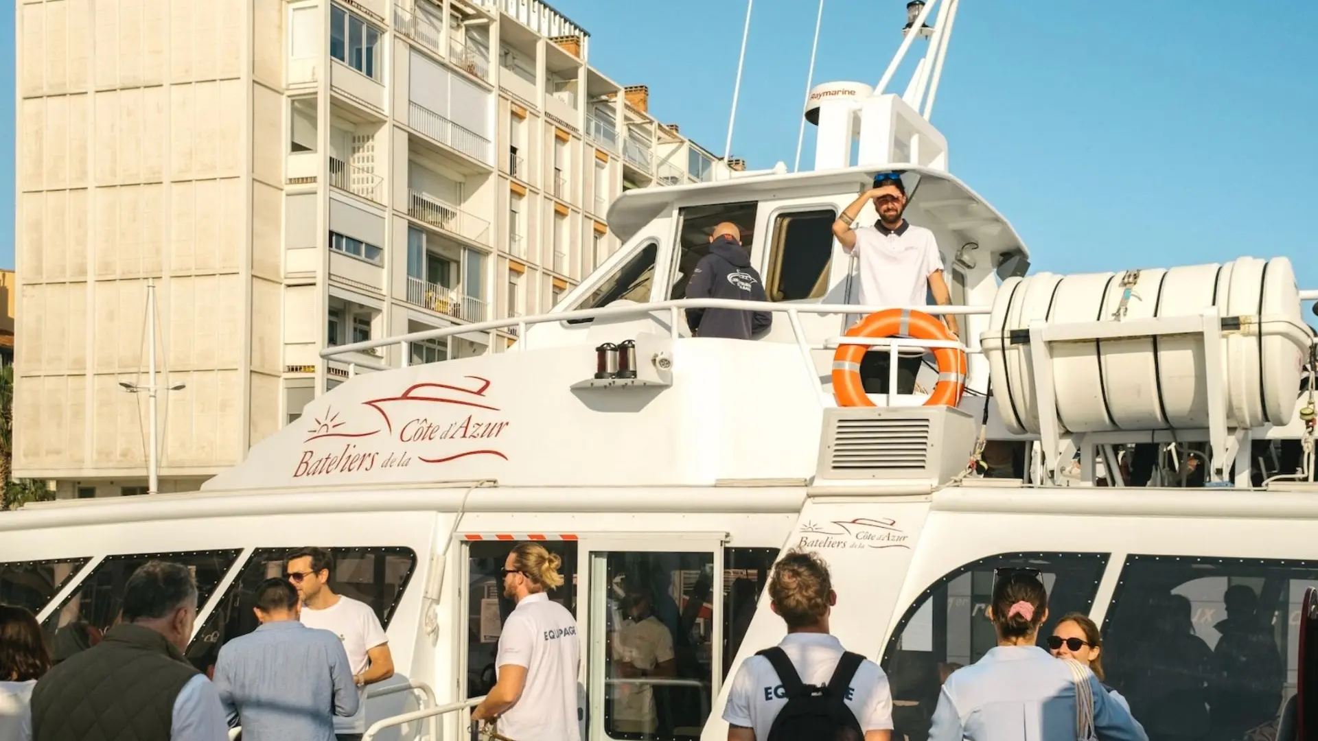 Embarquement sur le quai du port de Toulon