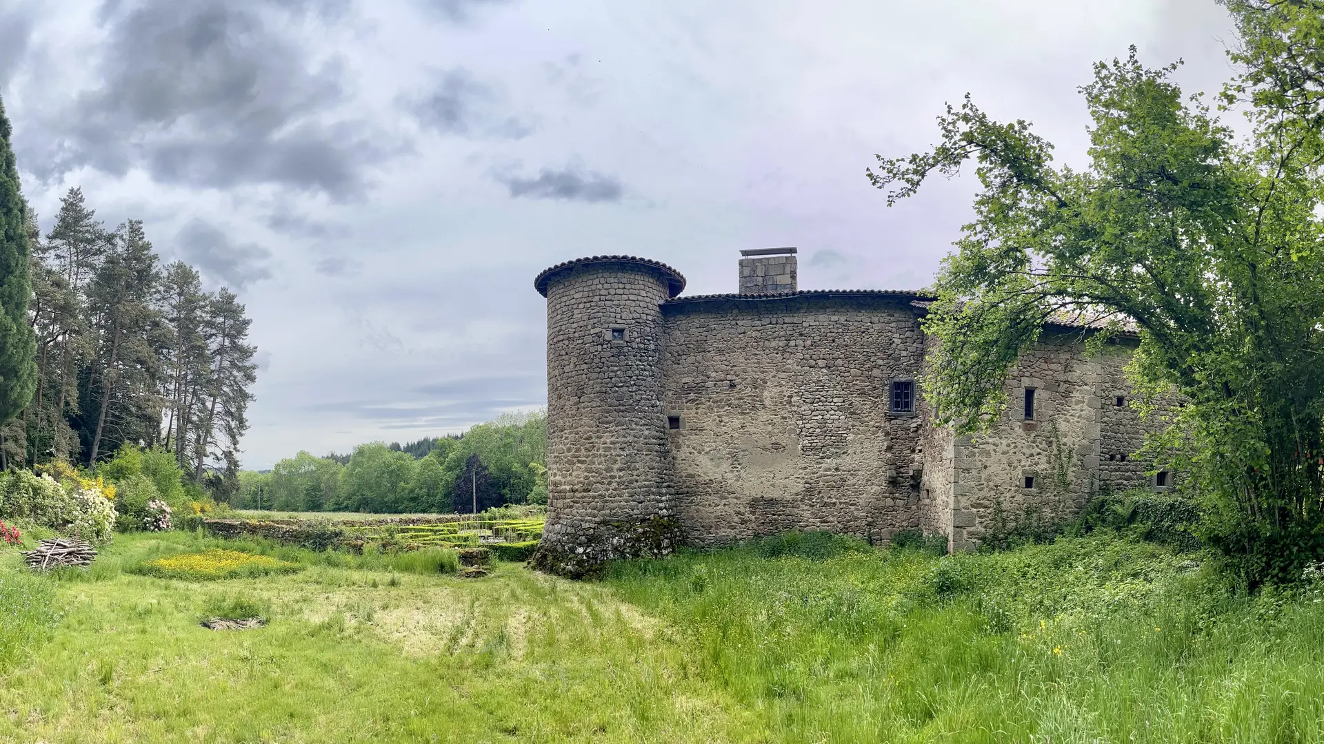 La tour du 12e s. et les anciennes douves