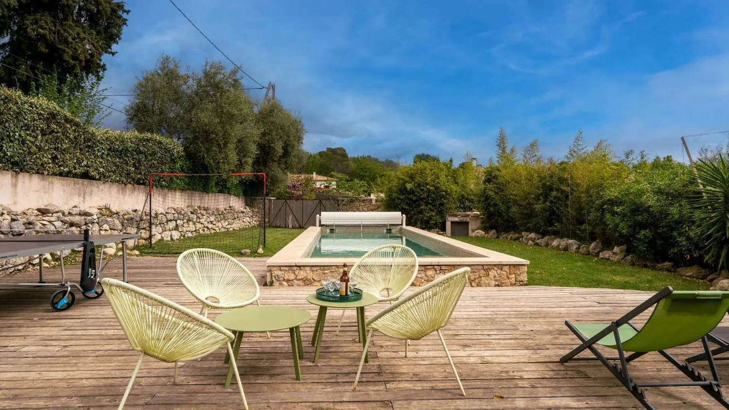 Piscine doublement sécurisée par un espace clos et un rideau Mas d'Osmeea à Roquefort les Pins Gîtes de France Alpes-Maritimes