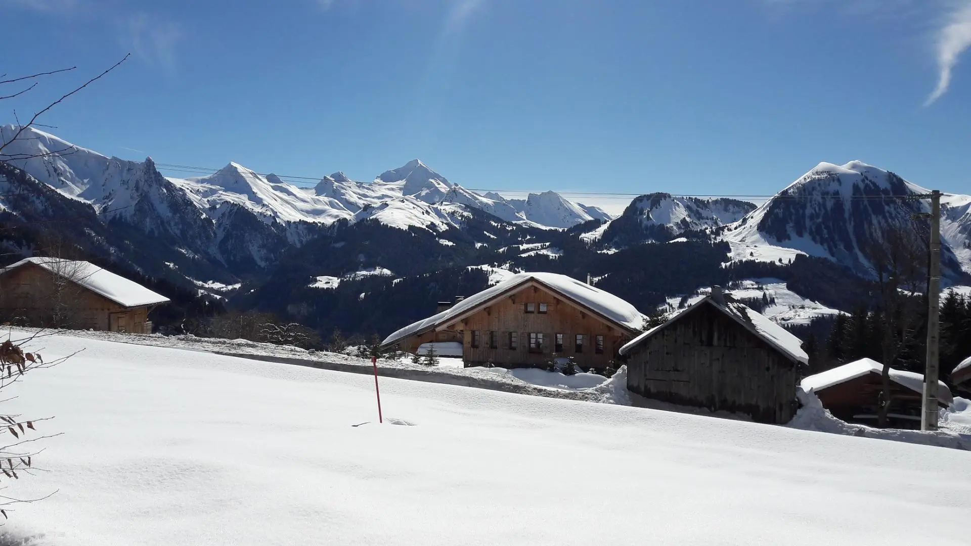 La vue panoramique sur la Chaîne des Aravis en hiver