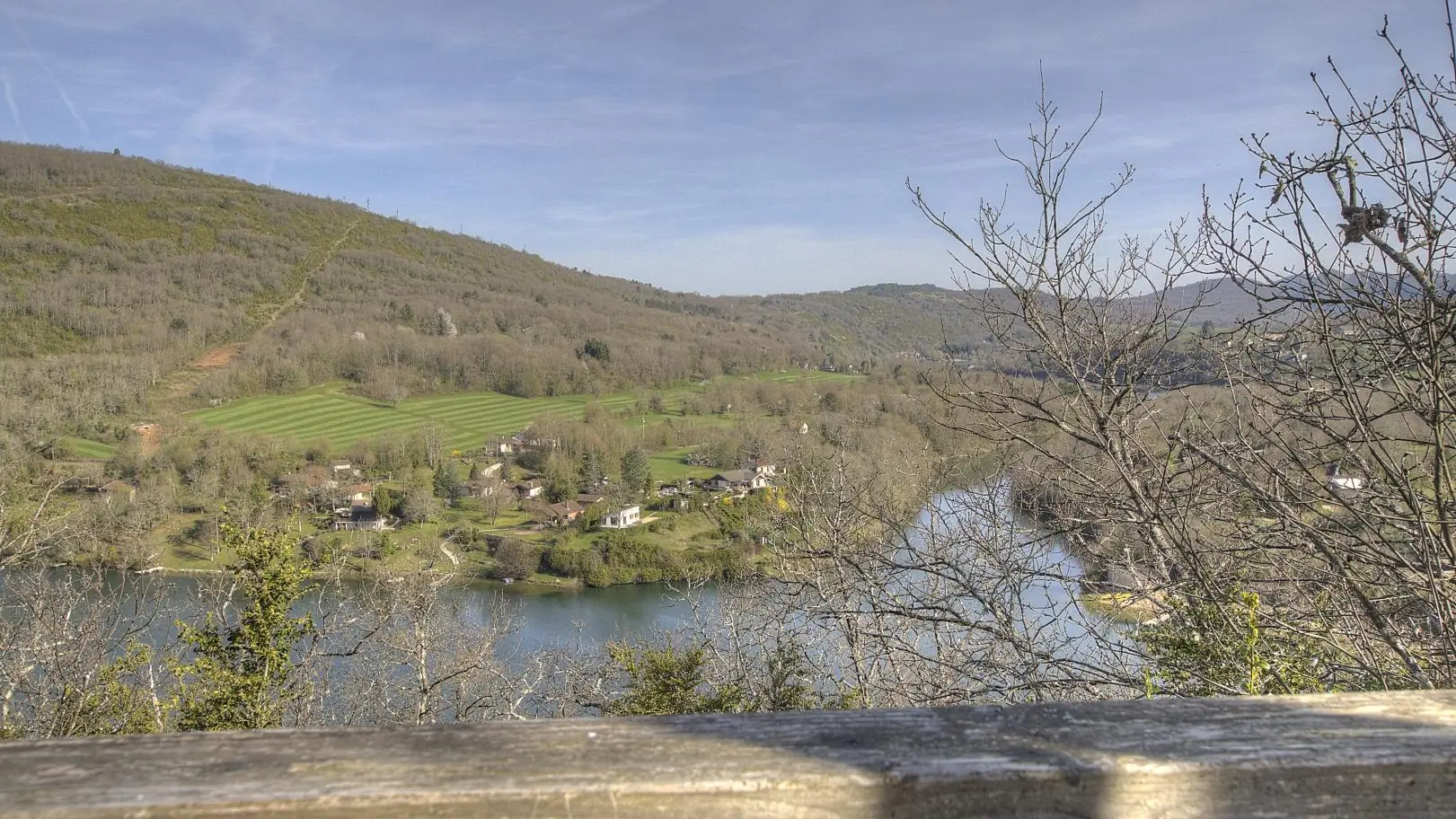 Vue sur la rivière d'Ain et l'île Chambod depuis la terrasse du chalet.