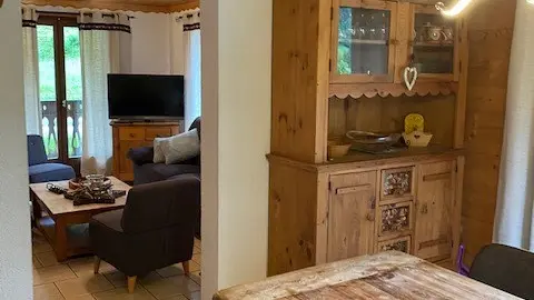 Salle à manger vue sur le salon