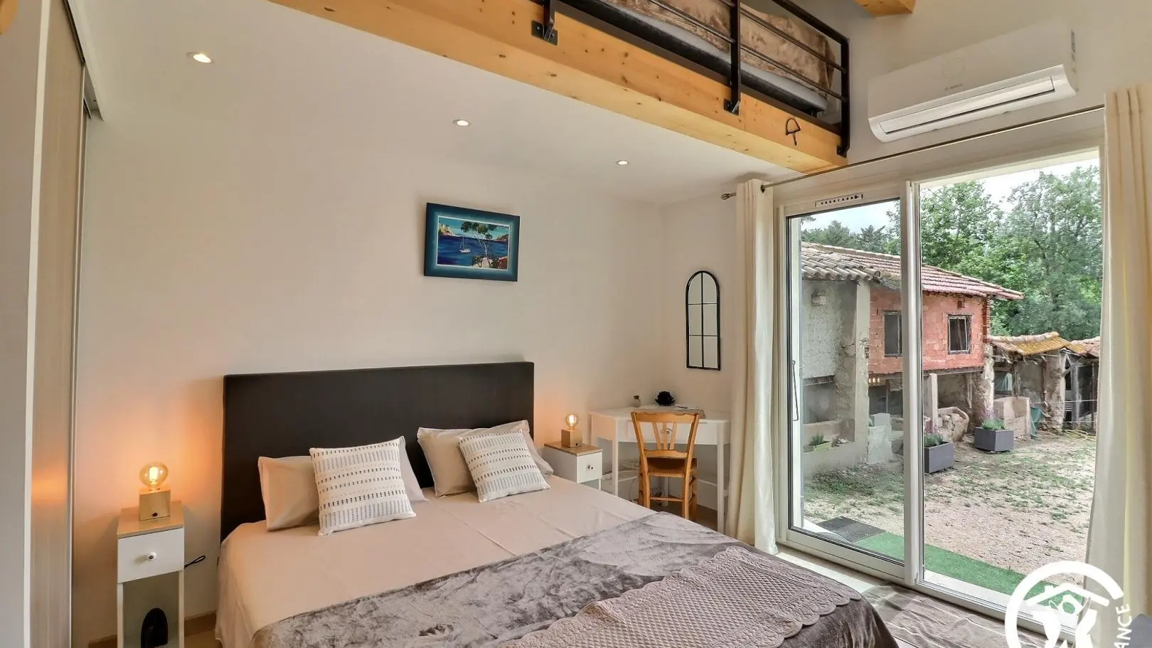 La chambre, lit et bureau