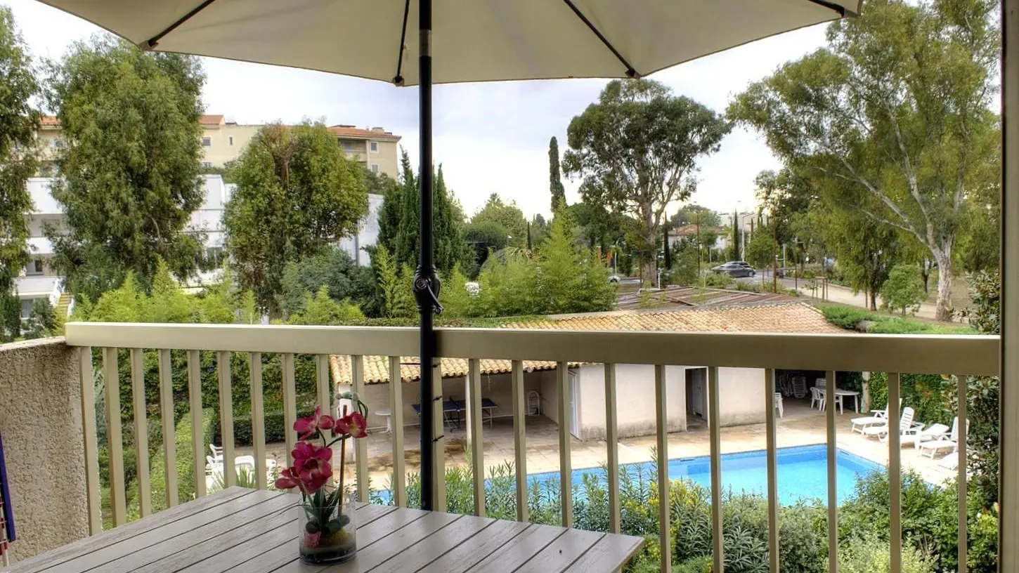 Terrasse avec vue piscine - CityBreak Le Juan Luc à Antibes-Juan-les-Pins - Gîtes de France Alpes-Maritimes