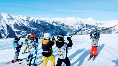 jeunes faisant du ski sur piste