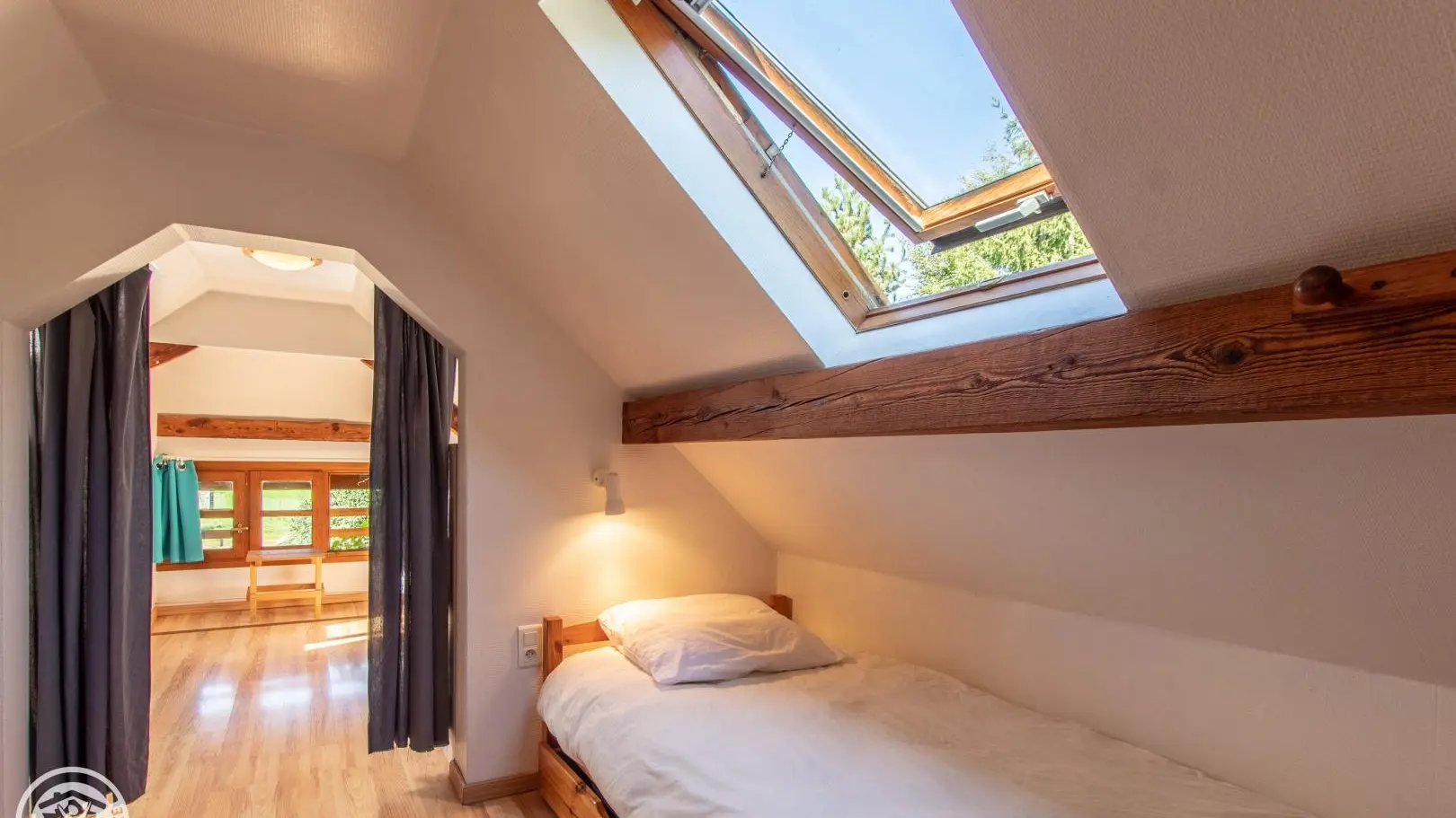 2ème étage - grande chambre séparée en deux espaces par un rideau (espace 1)