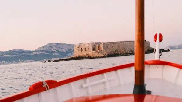 Half-day cruise onboard a traditional barquette