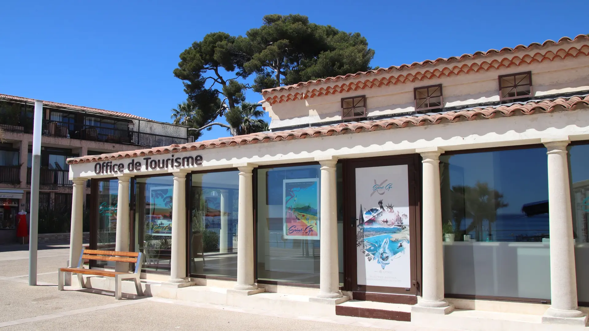 Office de tourisme vu de la place de l'appel du 18 juin