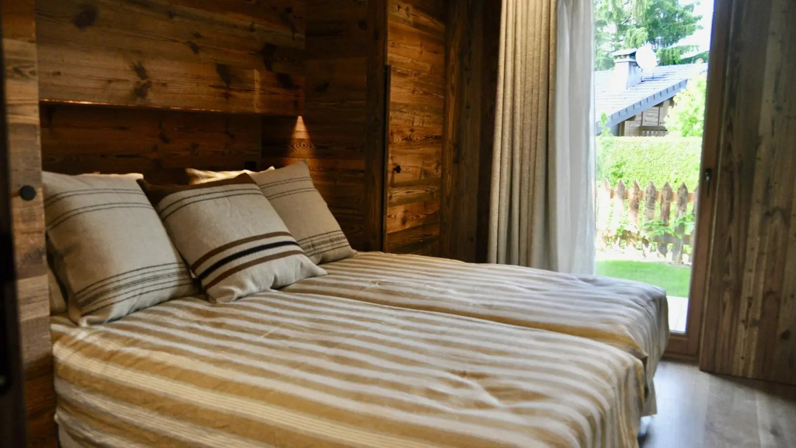 chambre rez de jardin. côté nord. Vue sur la chaîne des Fiz