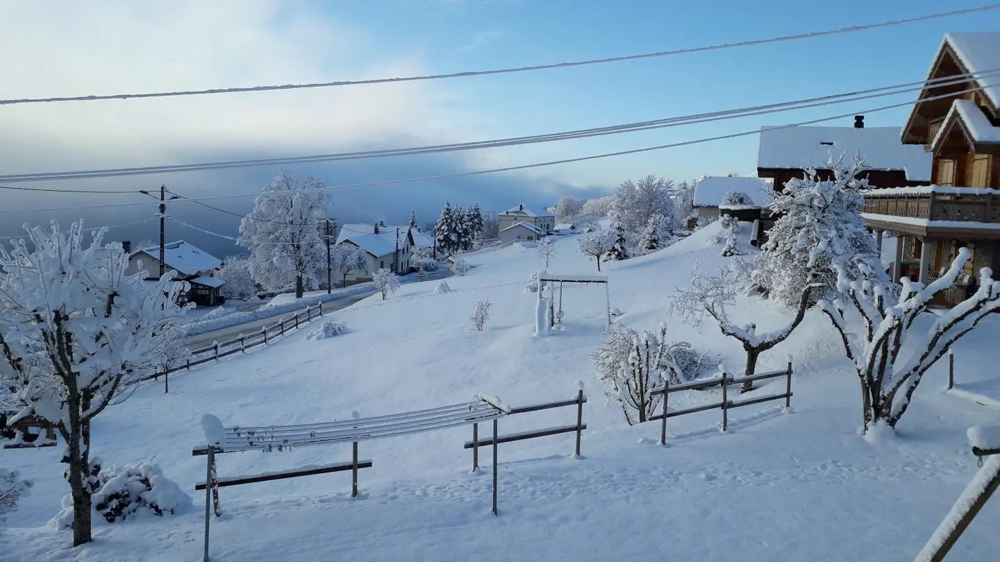 Vue du gîte, route principale