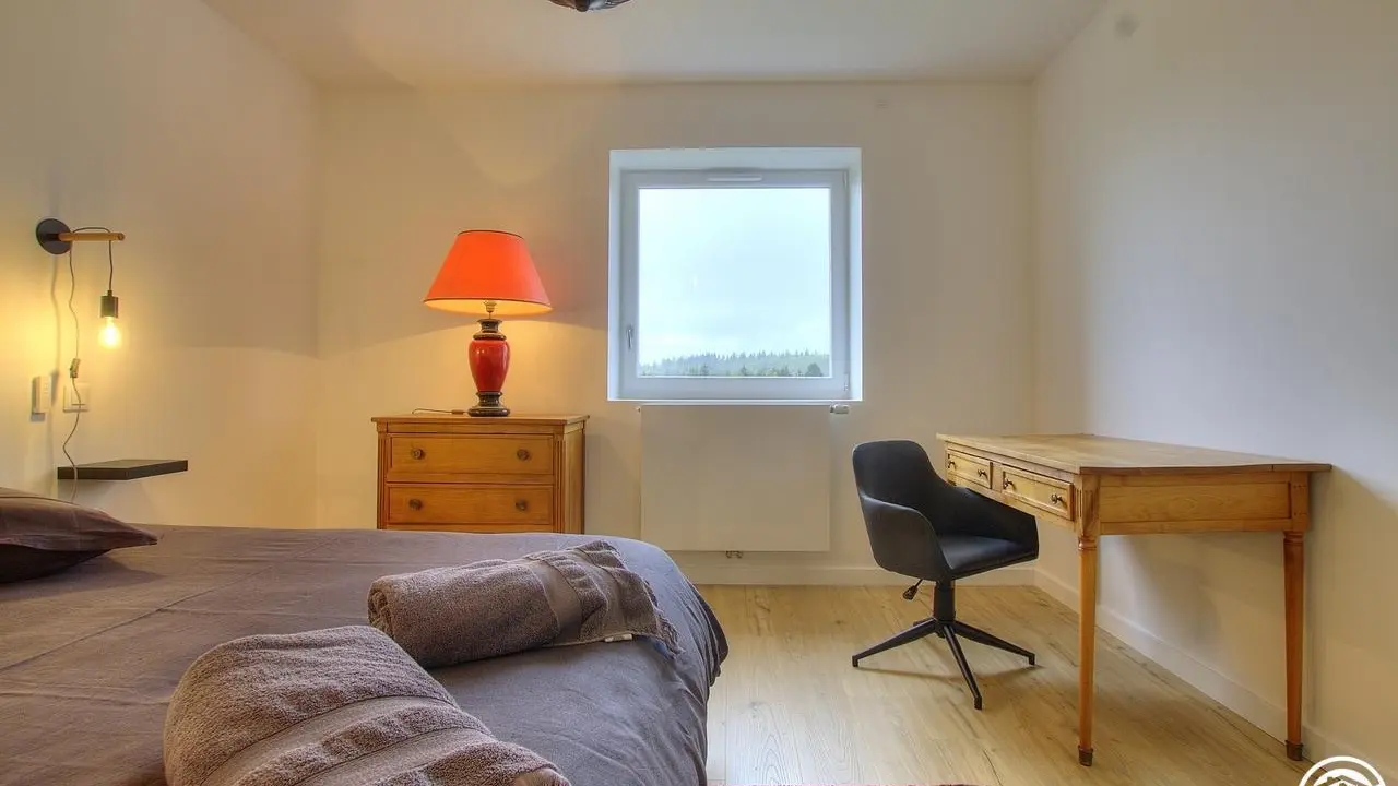 Chambre 4 composée de deux lits simples 90*200 qui se réunissent au gré des envies équipée d'un bureau de la Villa Marceau